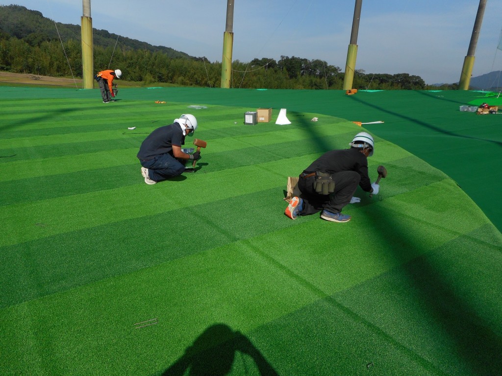 大分ジャンボゴルフセンター様、場内人工芝張替工事