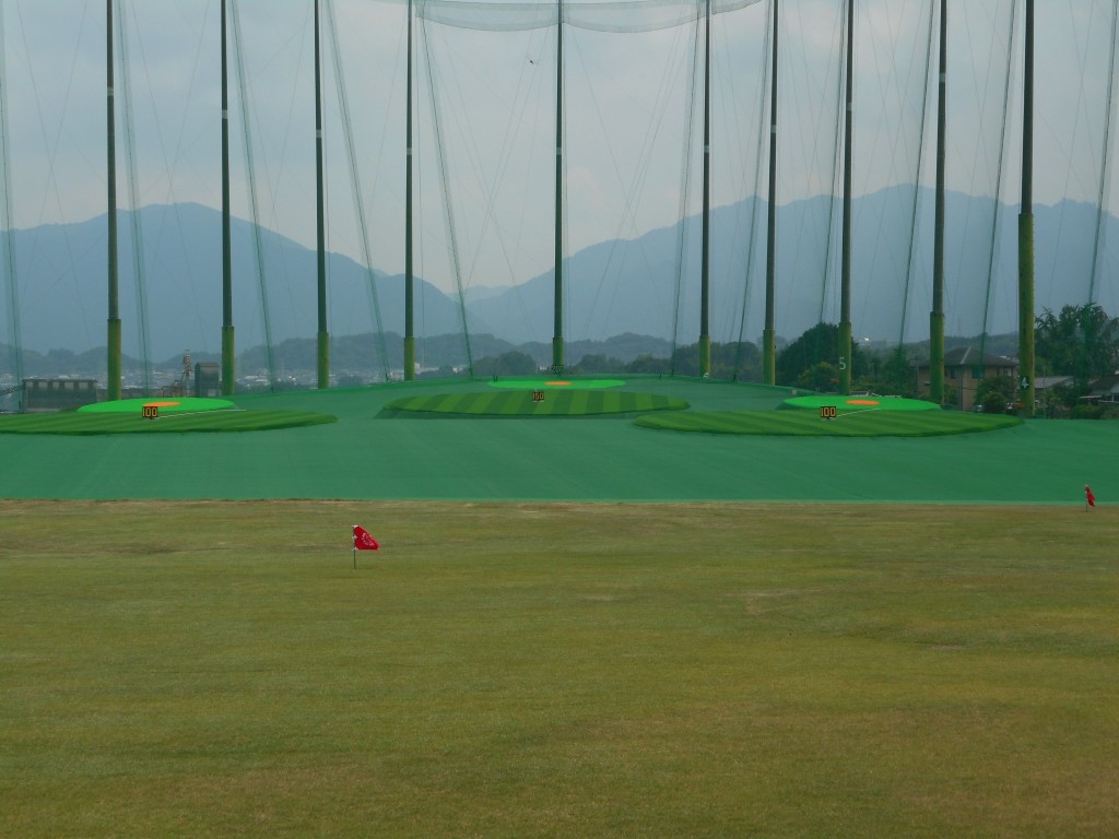 大分ジャンボゴルフセンター様、場内人工芝張替工事