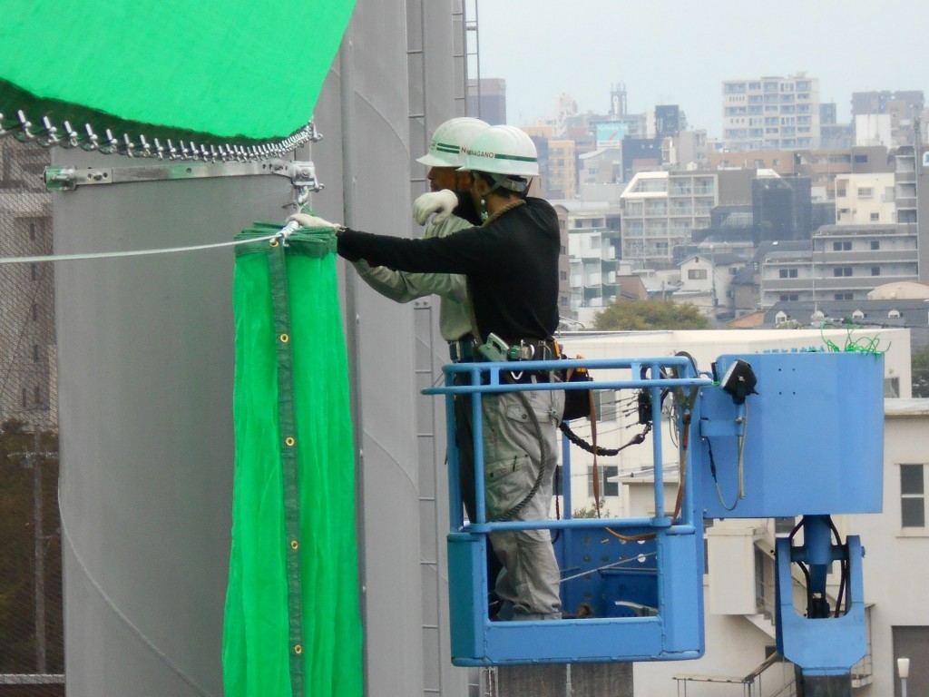 アメリカンゴルフプラザ美野島店様内、西日防止用遮光ネット取付工事