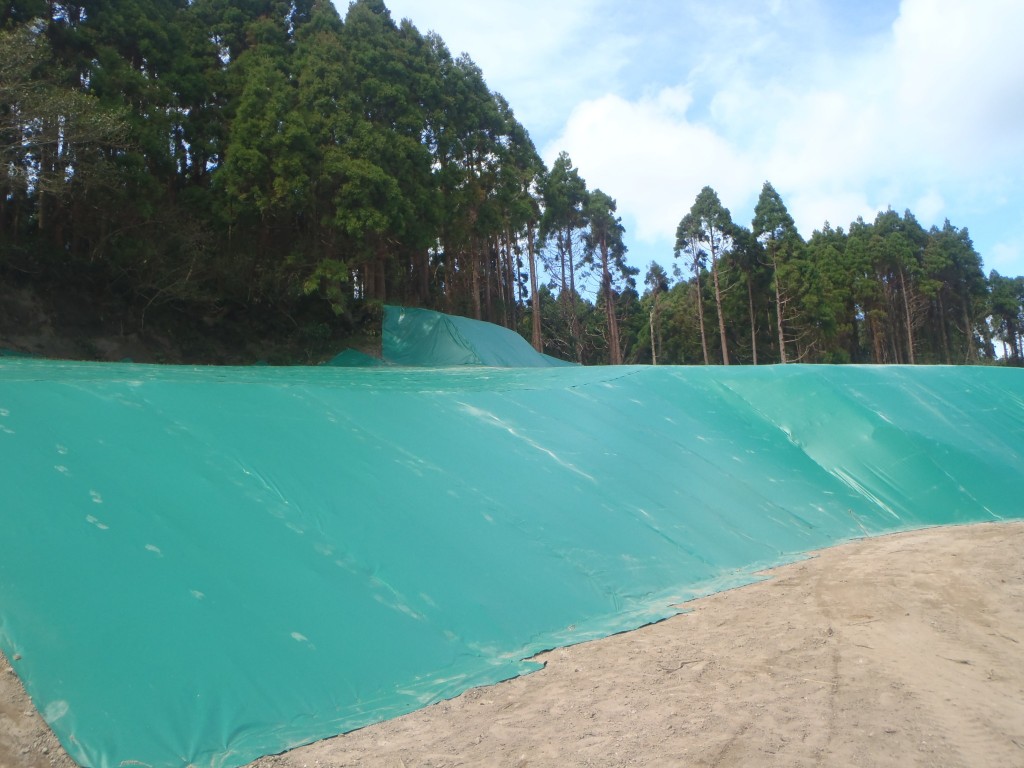 ゴルフ練習場、場外のり面UVシート張り工事