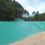 ゴルフ練習場、場外のり面UVシート張り工事