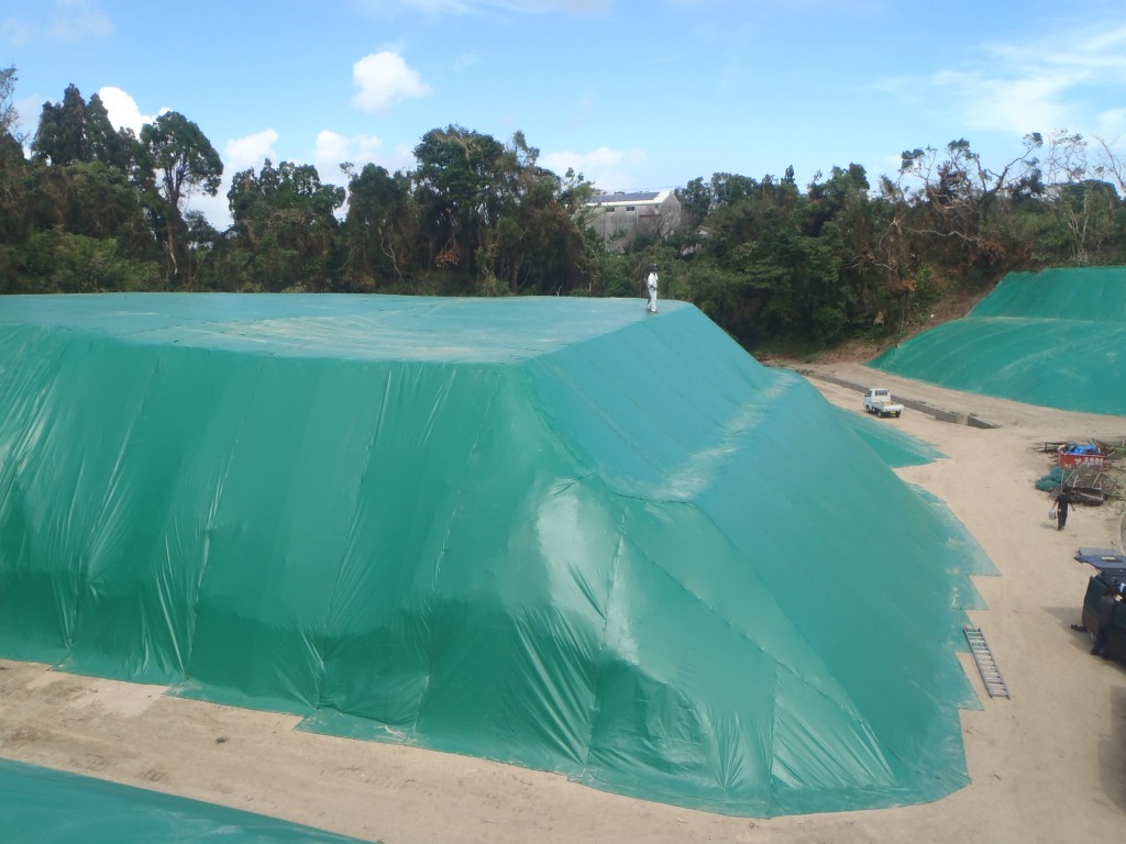 ゴルフ練習場、場外のり面UVシート張り工事