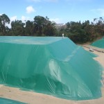 ゴルフ練習場、場外のり面UVシート張り工事