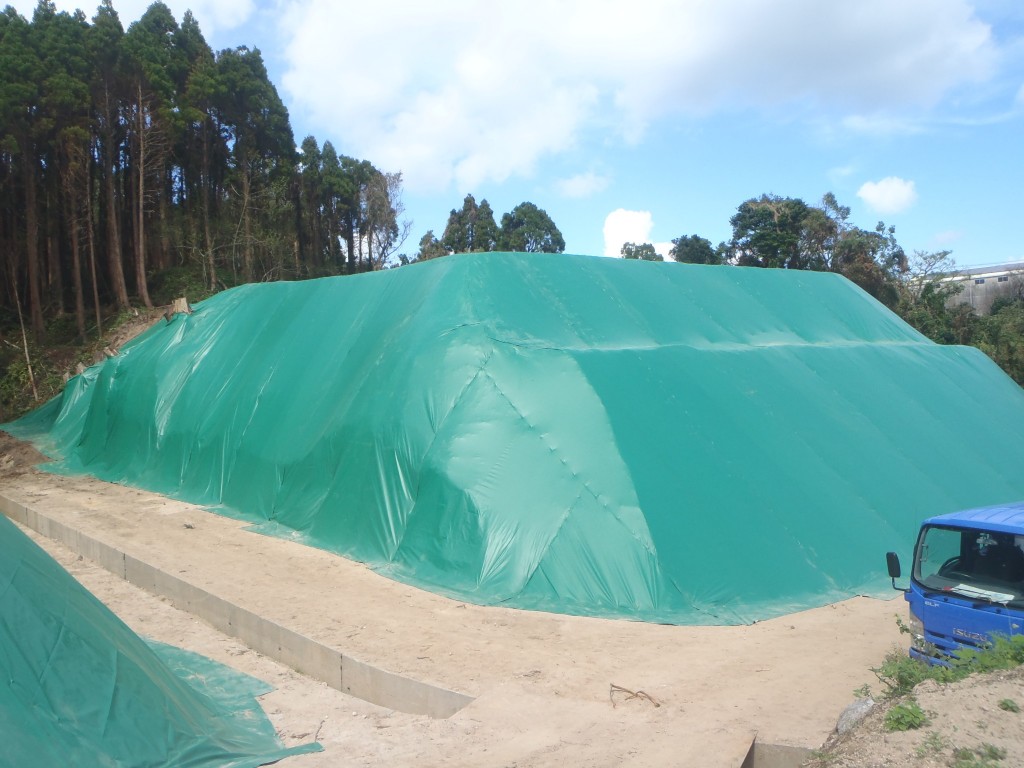 ゴルフ練習場、場外のり面UVシート張り工事
