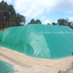 ゴルフ練習場、場外のり面UVシート張り工事