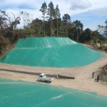 ゴルフ練習場、場外のり面UVシート張り工事