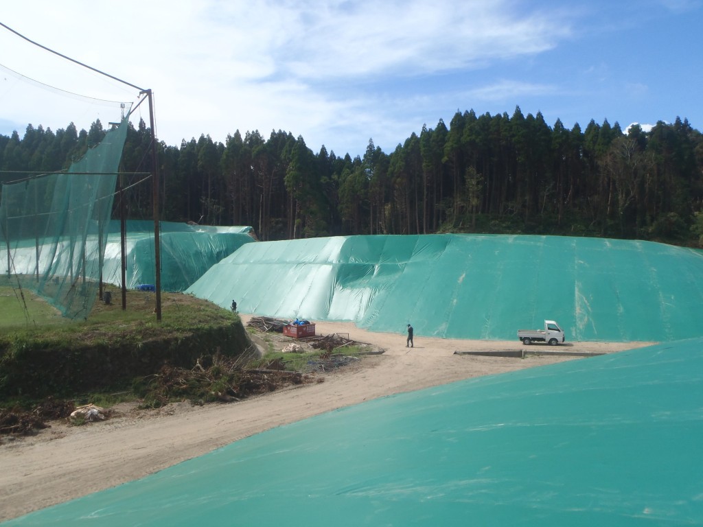 ゴルフ練習場、場外のり面UVシート張り工事