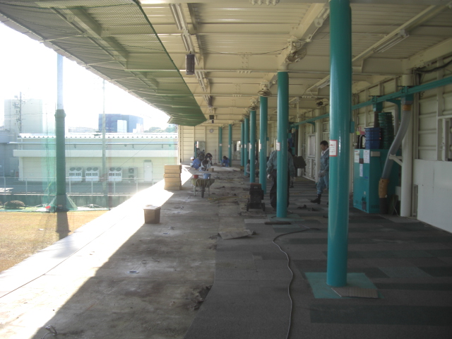 タイルカーペット張替及び半自動ティーアップ機設置工事