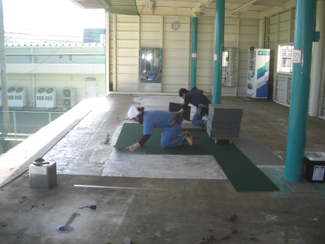 タイルカーペット張替及び半自動ティーアップ機設置工事