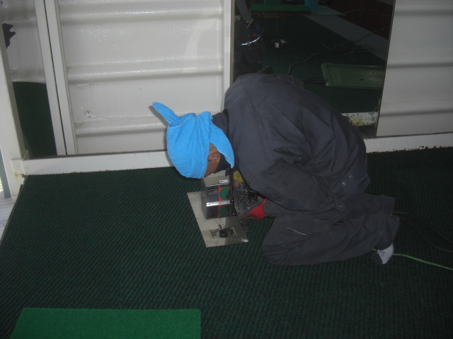 タイルカーペット張替及び半自動ティーアップ機設置工事