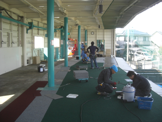 タイルカーペット張替及び半自動ティーアップ機設置工事