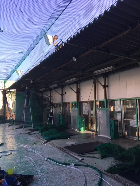 バッティングセンター打席仕切りネット張替工事