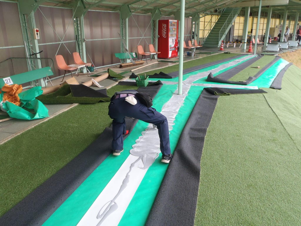 練習場打席人工芝設置工事