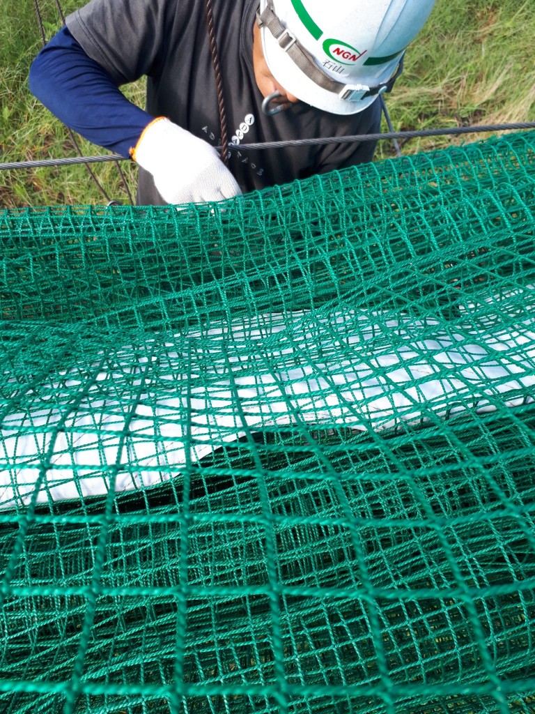 ネット膨れ防止ロープ復旧工事