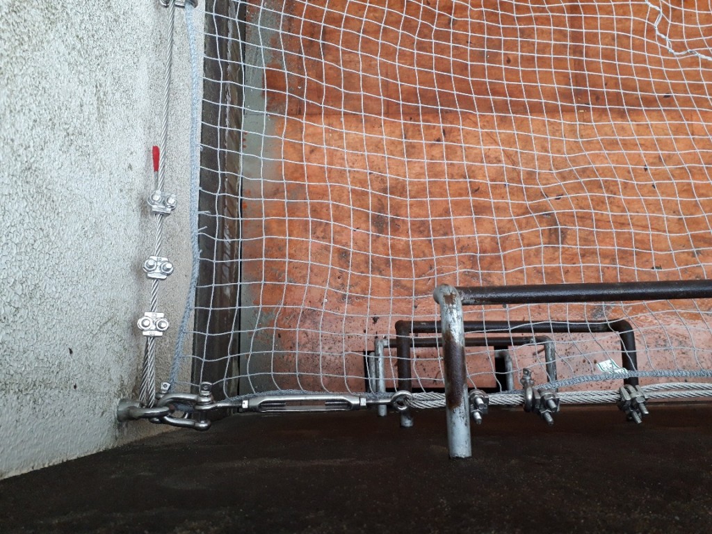 落下防止ネット設置工事