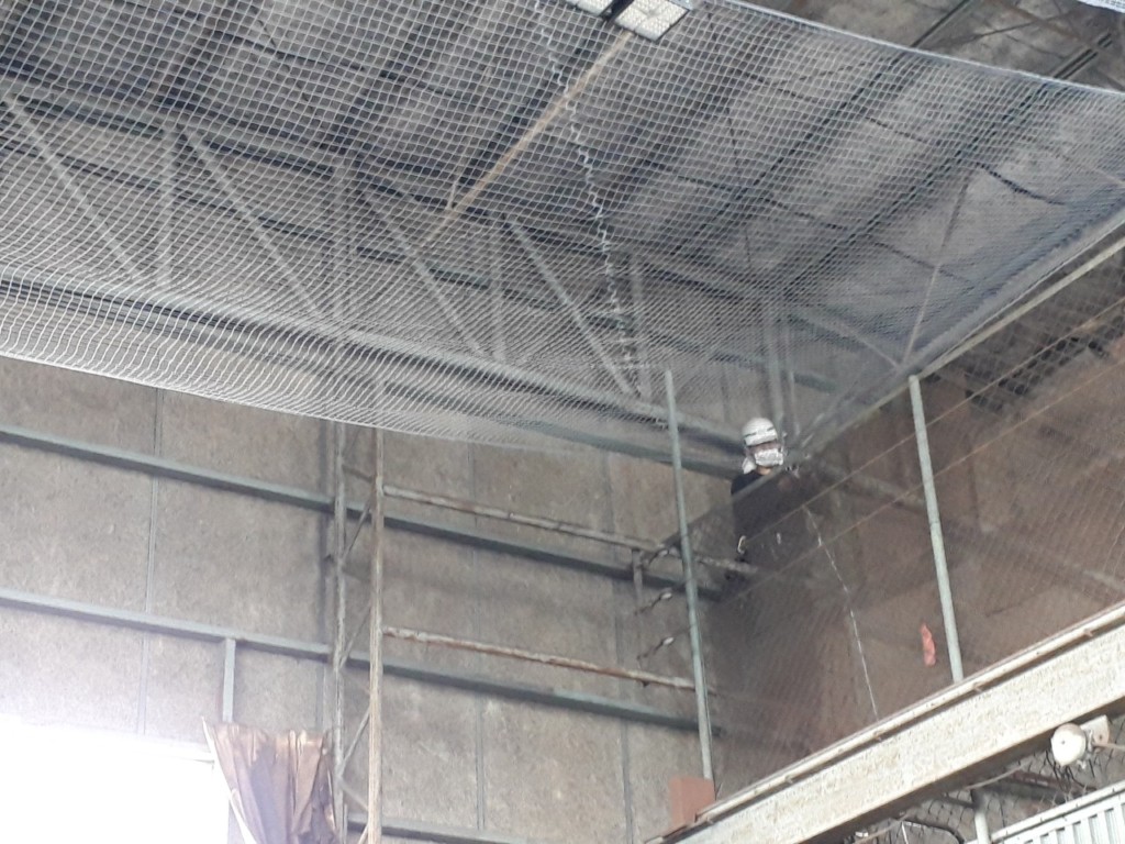 落下防止ネット設置工事