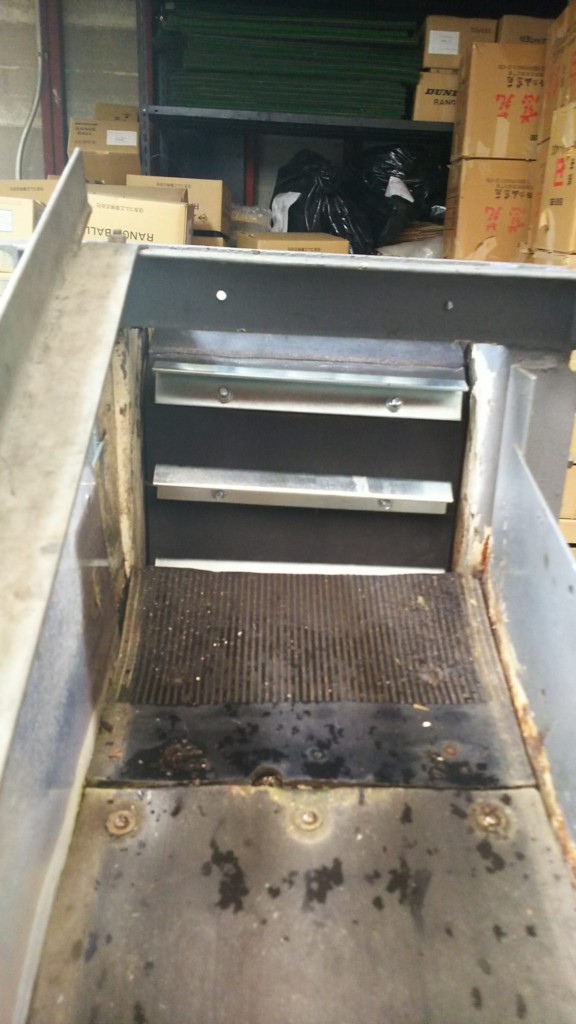 ボール送球用ゴムバケット交換工事