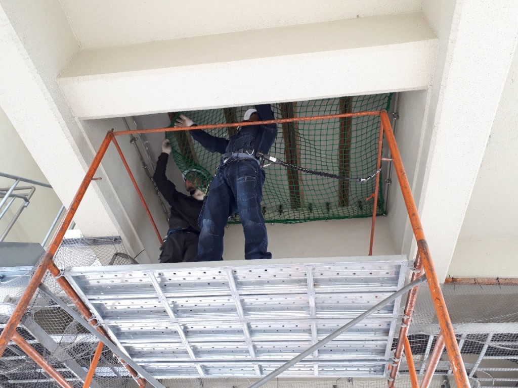 落下防止ネット設置工事