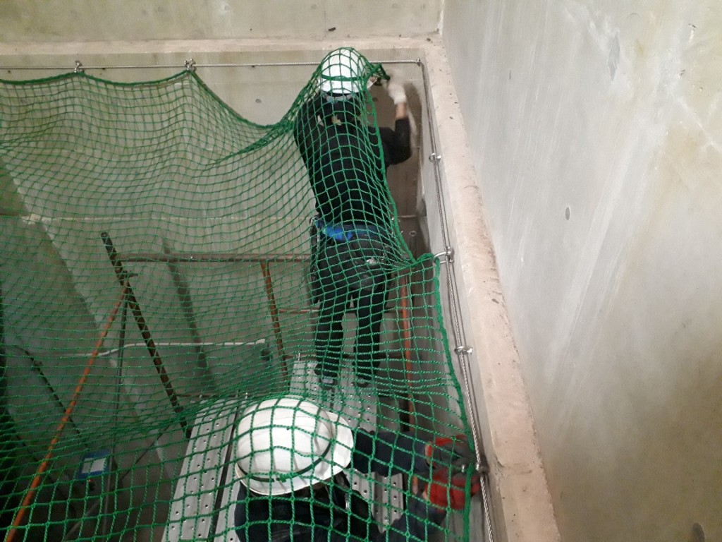 落下防止ネット設置工事