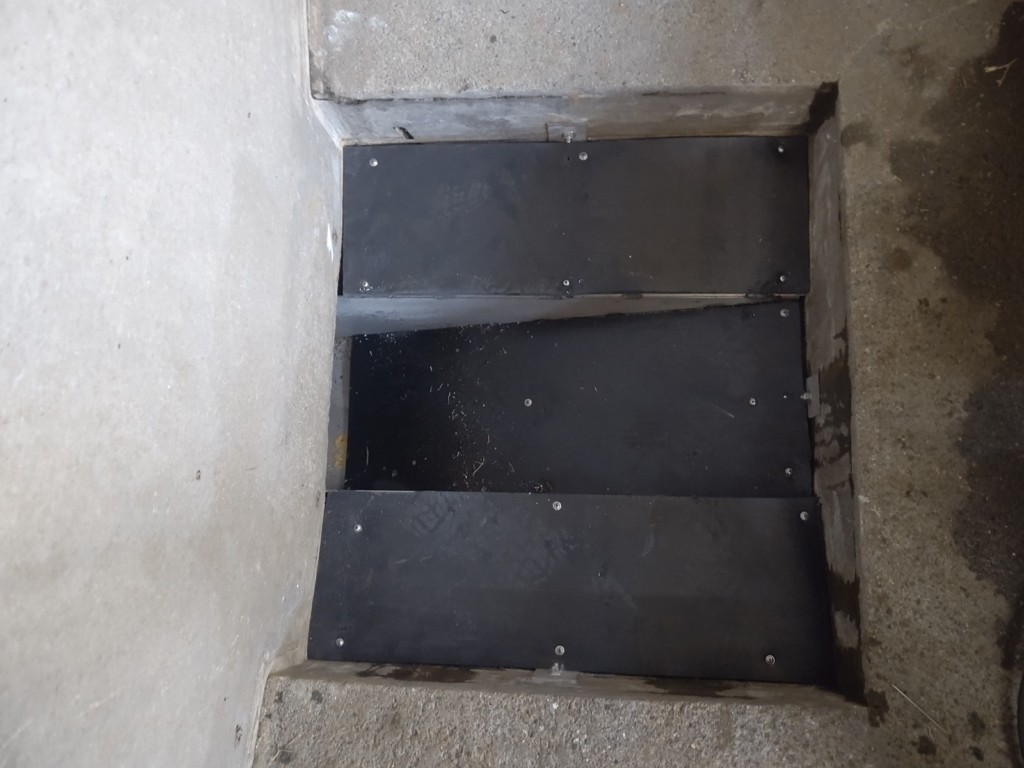 ボールピット内鉄板溶接工事