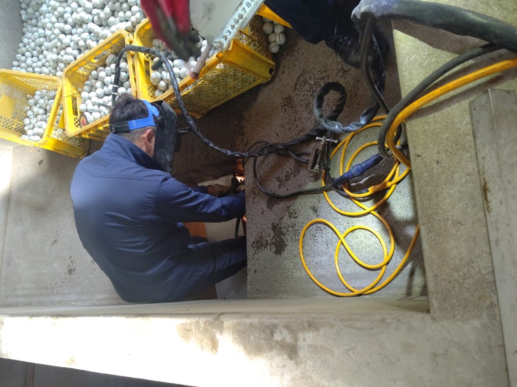 ボールピット内鉄板溶接工事