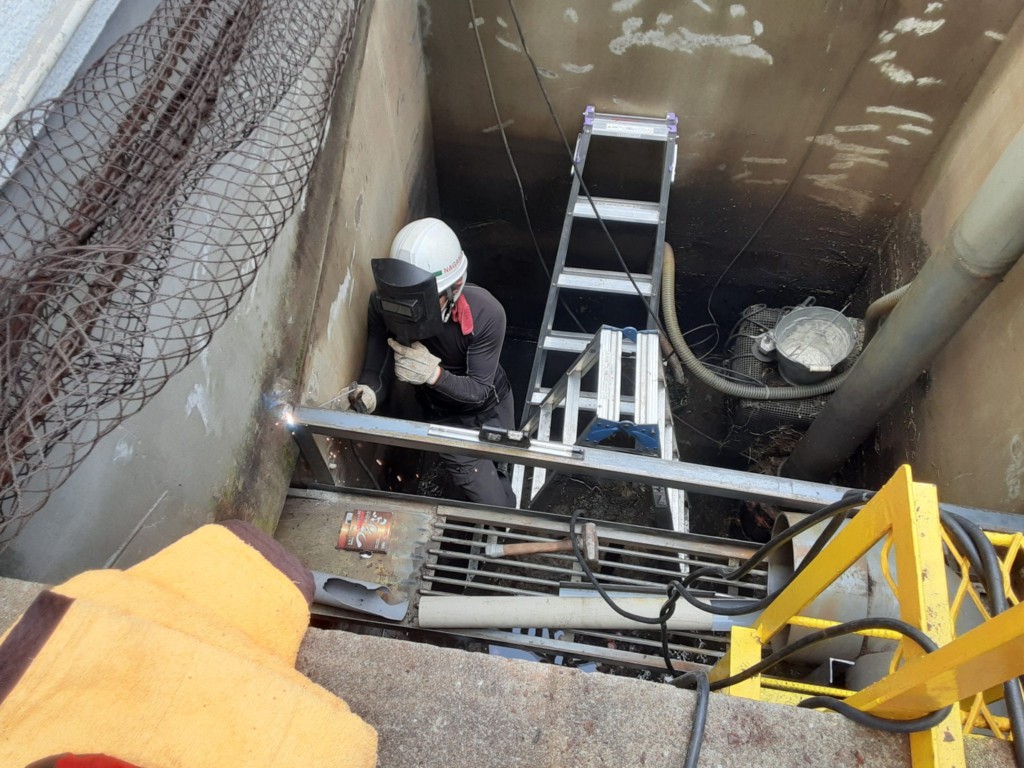 水溜槽鉄板交換工事