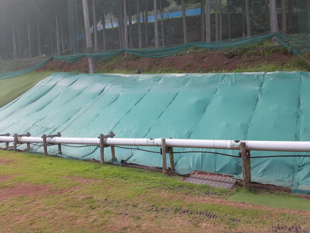 打球場内法面人工芝貼り工事