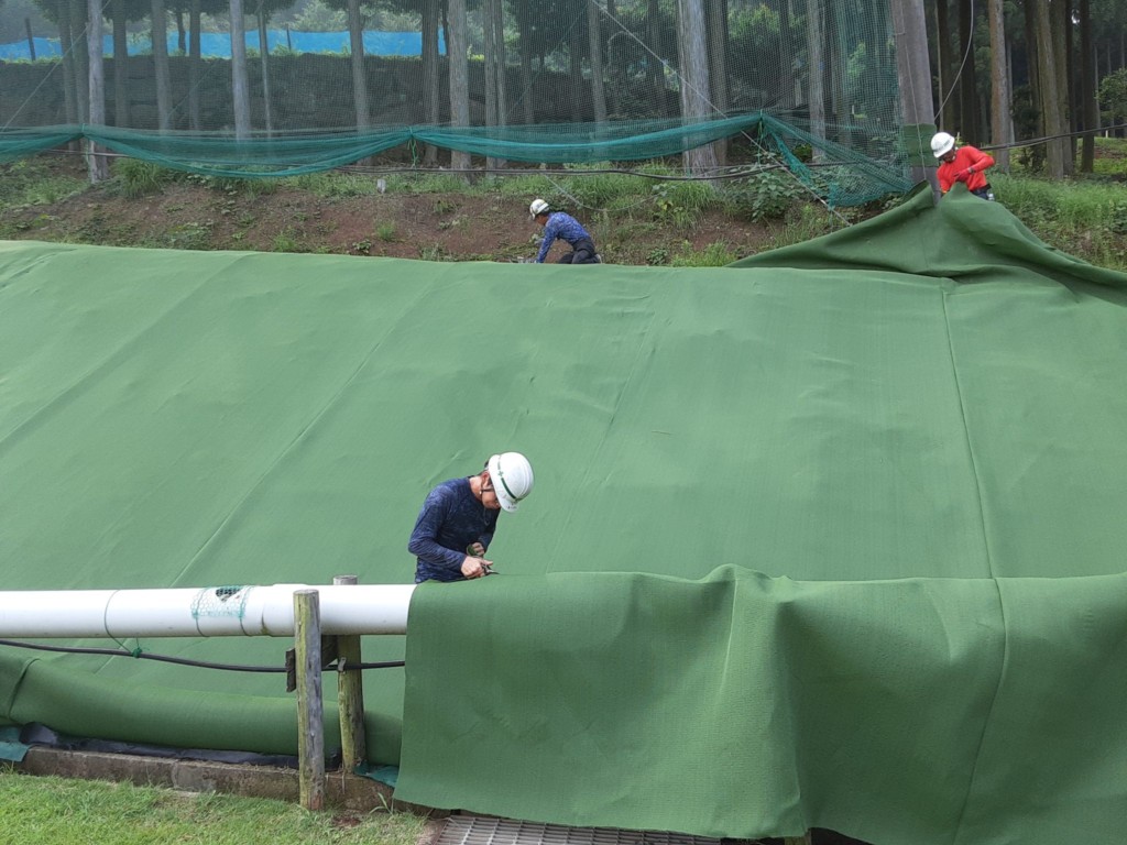 打球場内法面人工芝貼り工事