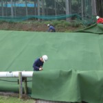 打球場内法面人工芝貼り工事