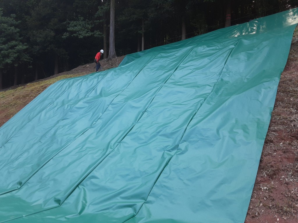 コース内法面UVシート貼り工事