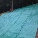 コース内法面UVシート貼り工事