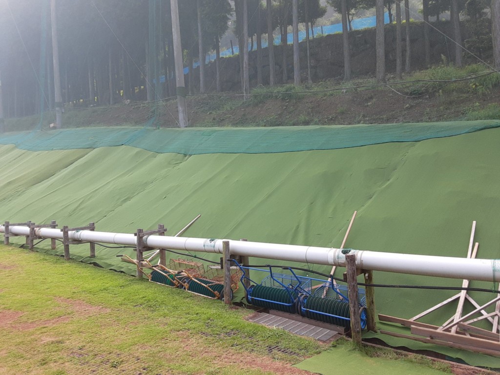 打球場内法面人工芝貼り工事