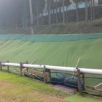 打球場内法面人工芝貼り工事