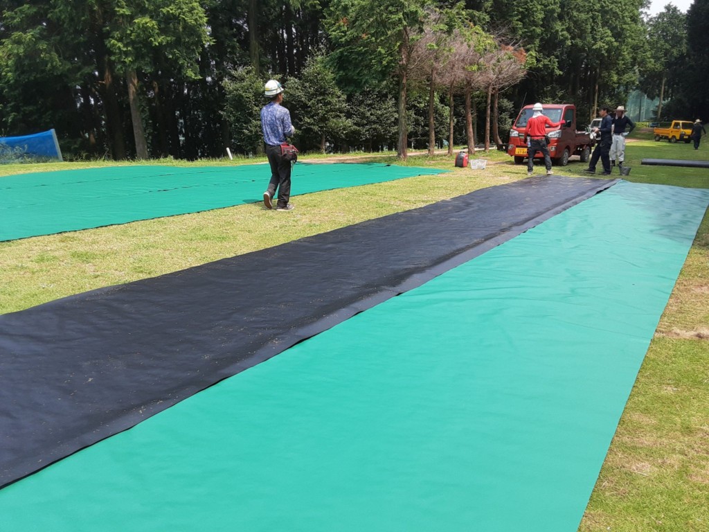 コース内法面UVシート貼り工事