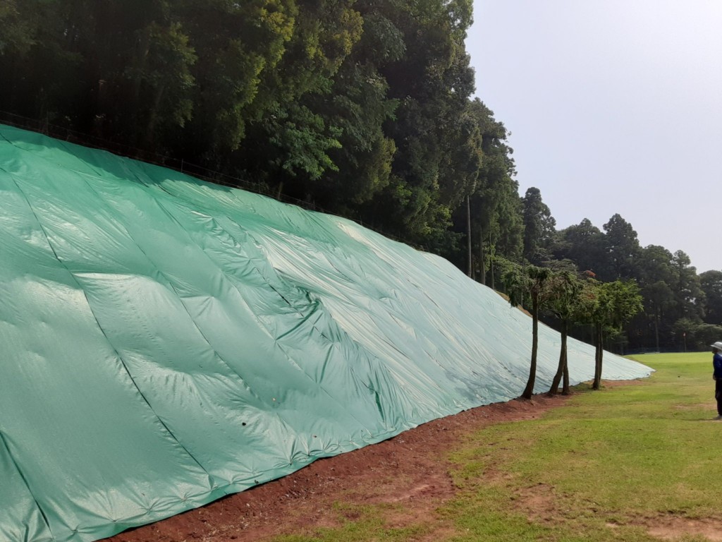 コース内法面UVシート貼り工事