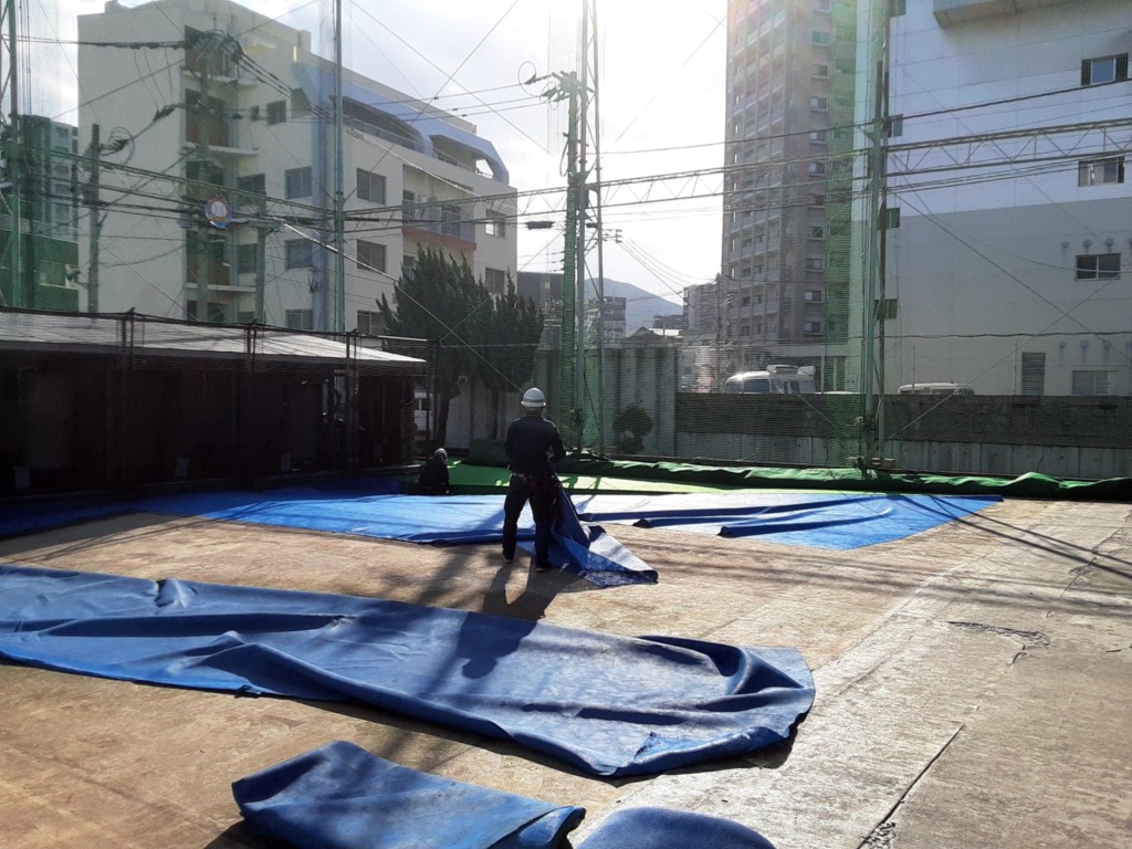 人工芝一部貼替および防球ネット補修工事