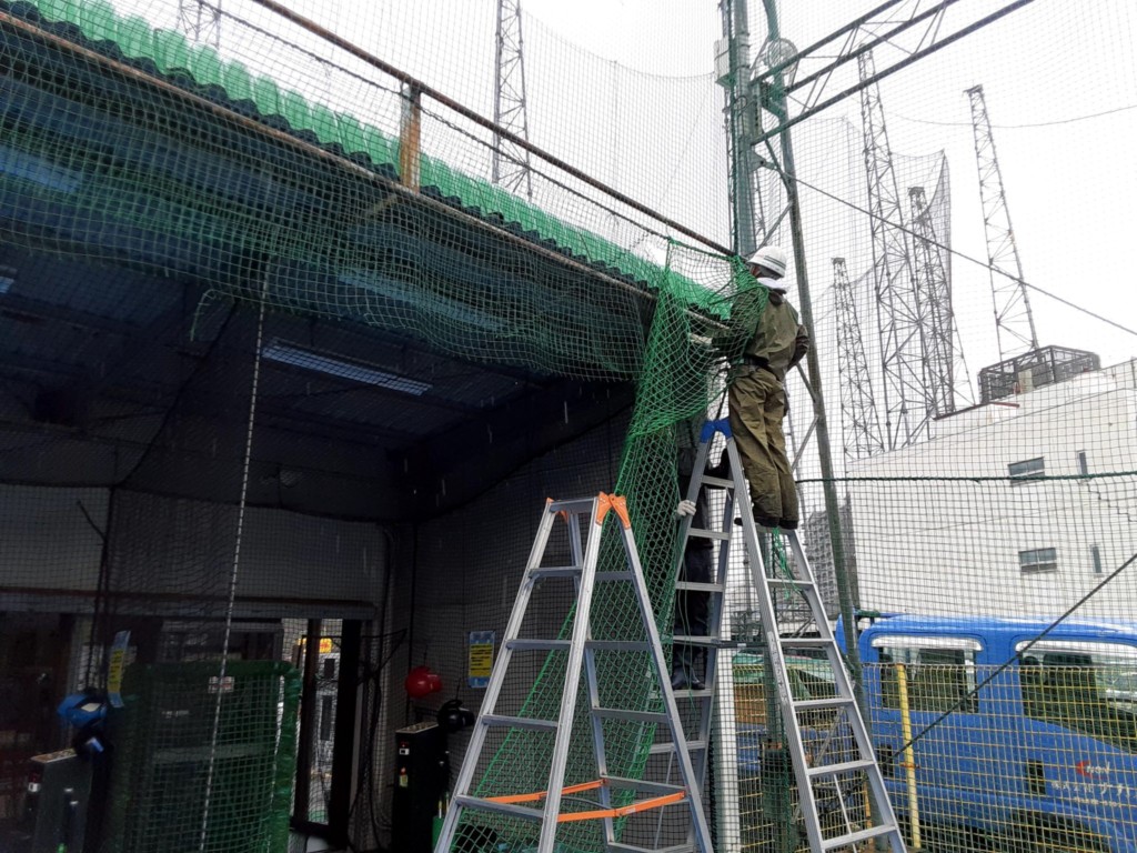 人工芝一部貼替および防球ネット補修工事