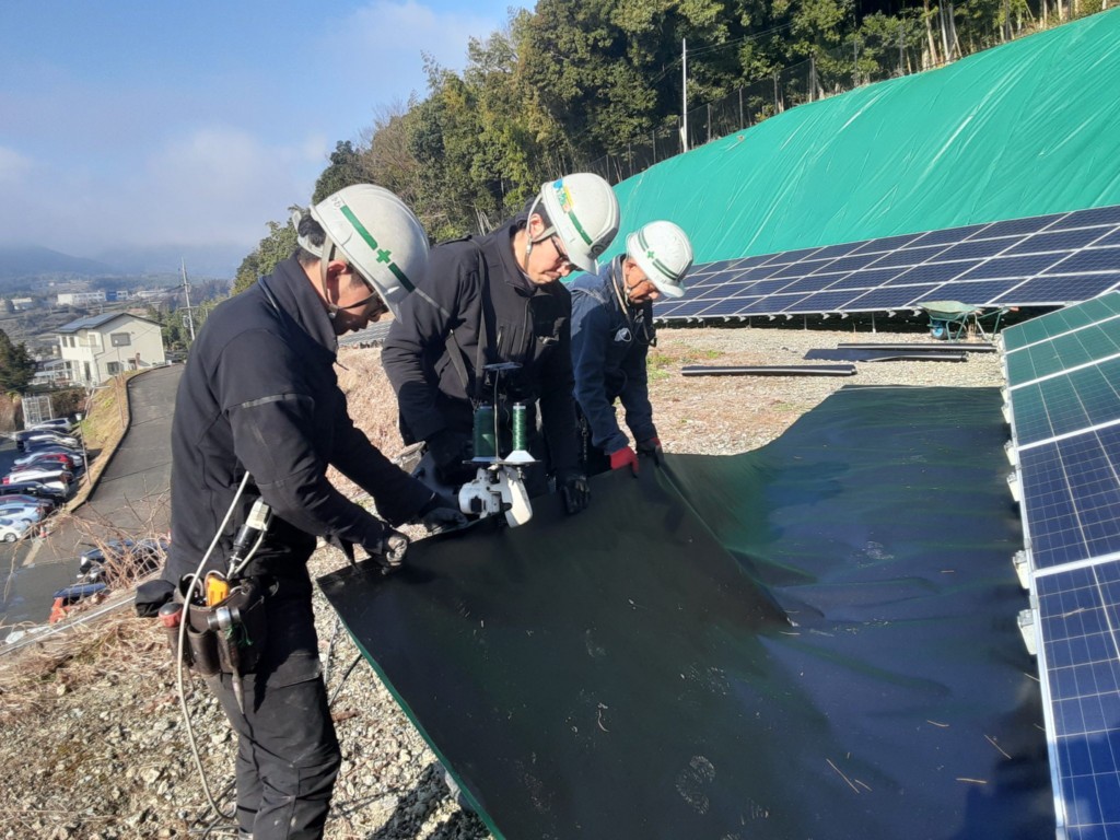 駐車場法面ＵＶシート貼り工事