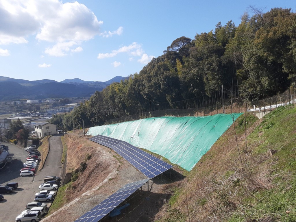 駐車場法面ＵＶシート貼り工事