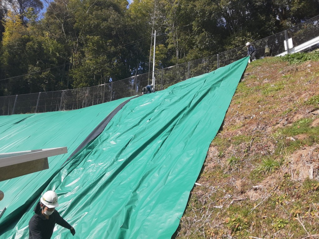 駐車場法面ＵＶシート貼り工事