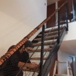 階段落下防止ネット設置工事