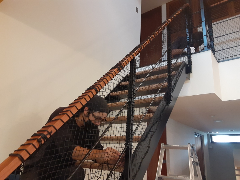 階段落下防止ネット設置工事