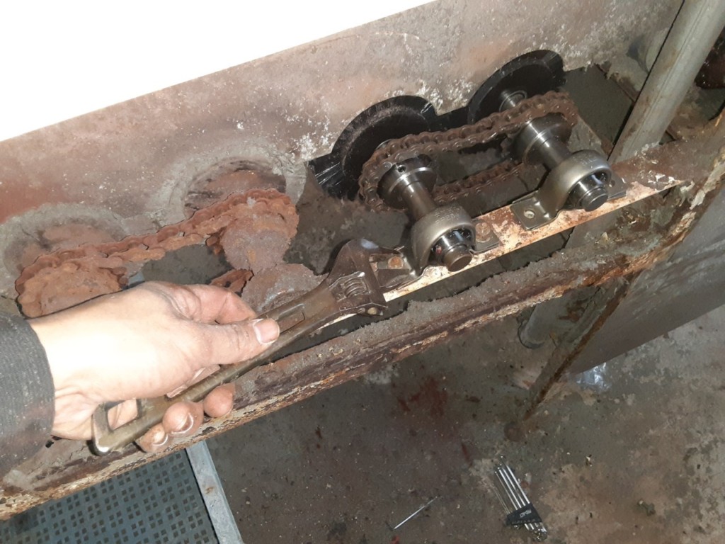 ボール洗浄機ブラシ交換工事