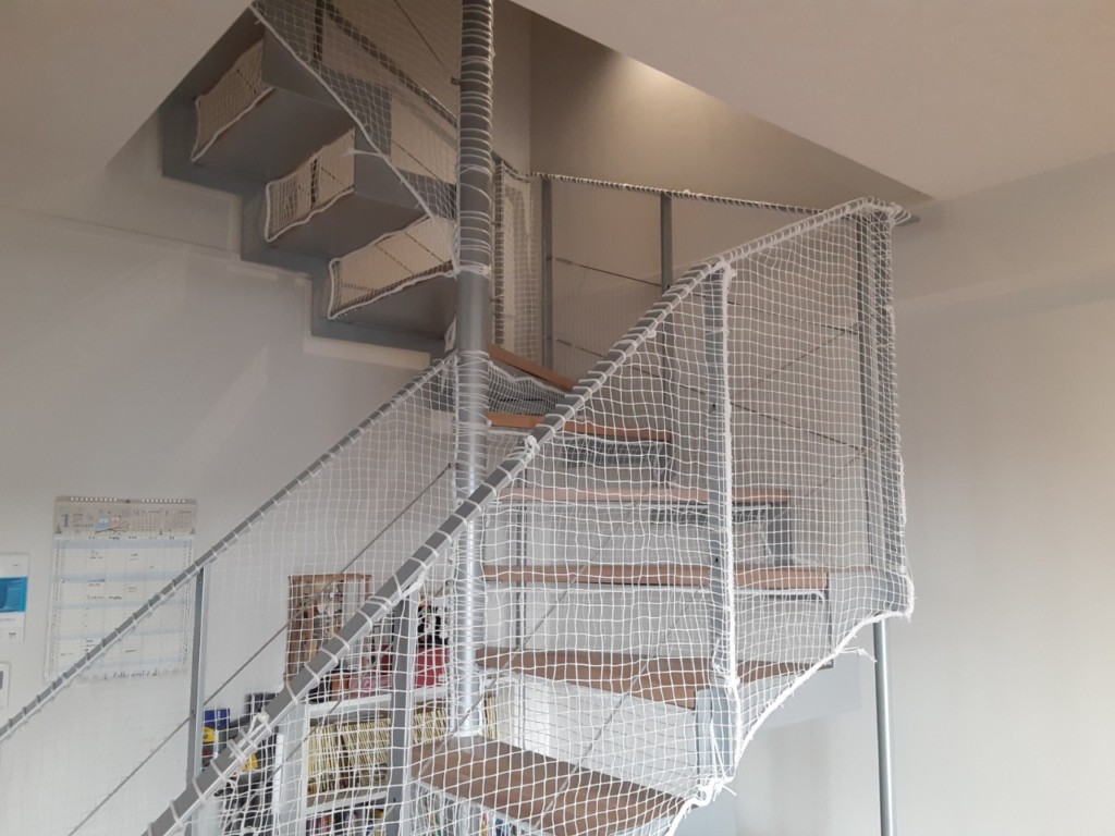 階段落下防止ネット設置工事