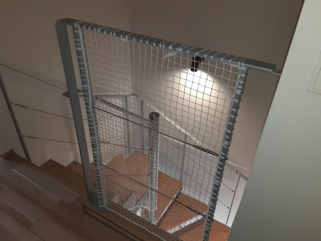 階段落下防止ネット設置工事