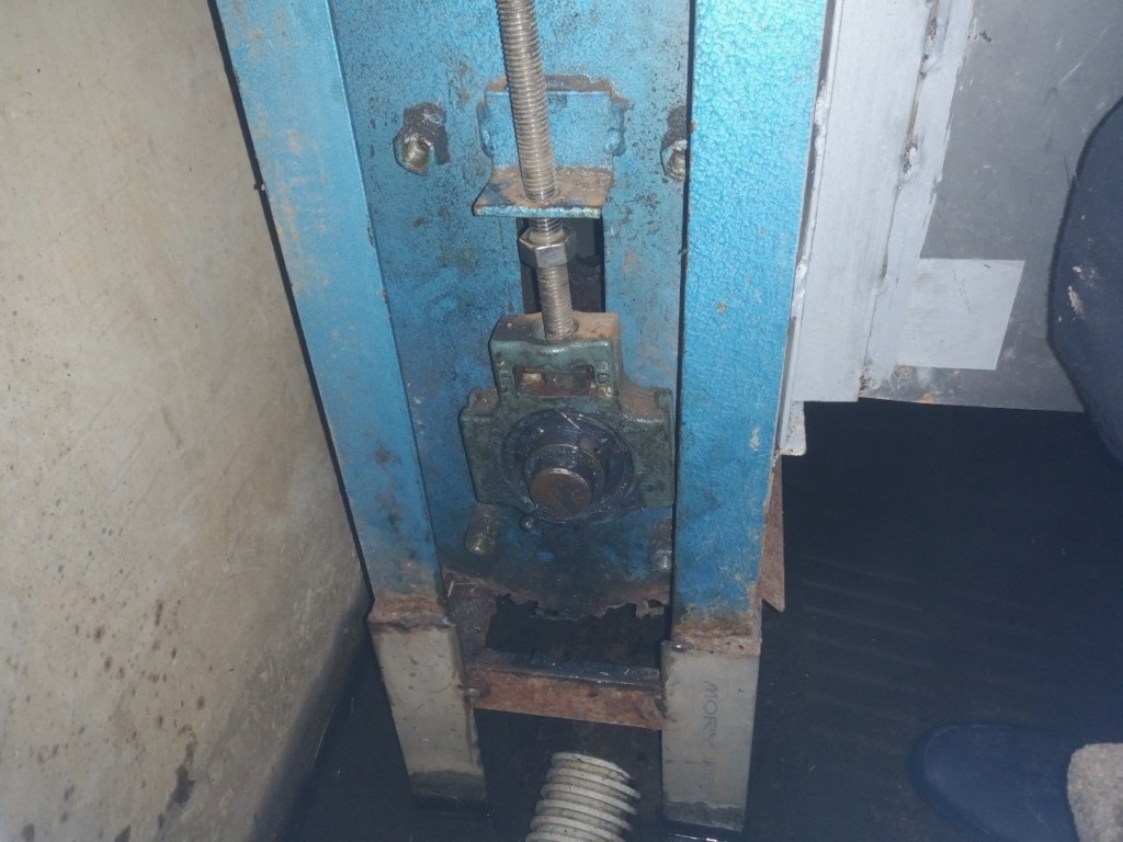 縦コンベアーベアリング交換工事