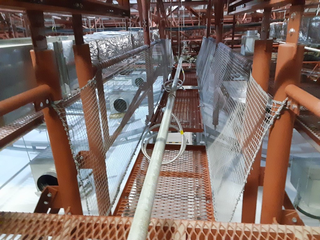 天井裏落下防止ネット設置工事