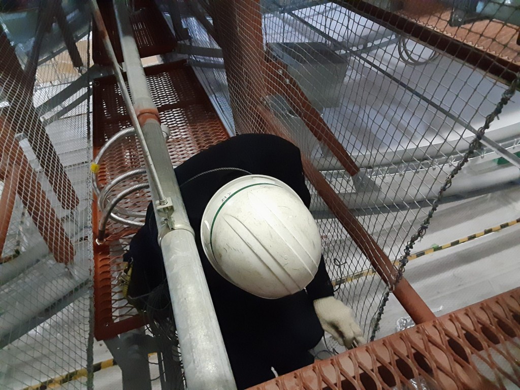 天井裏落下防止ネット設置工事