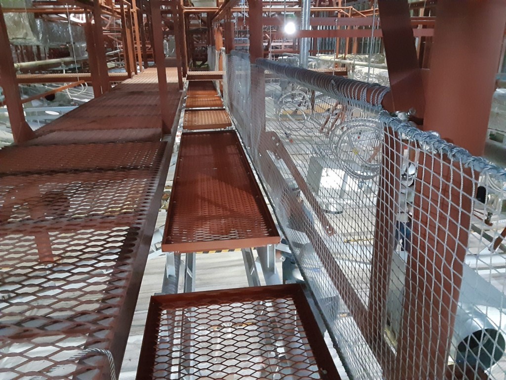 天井裏落下防止ネット設置工事