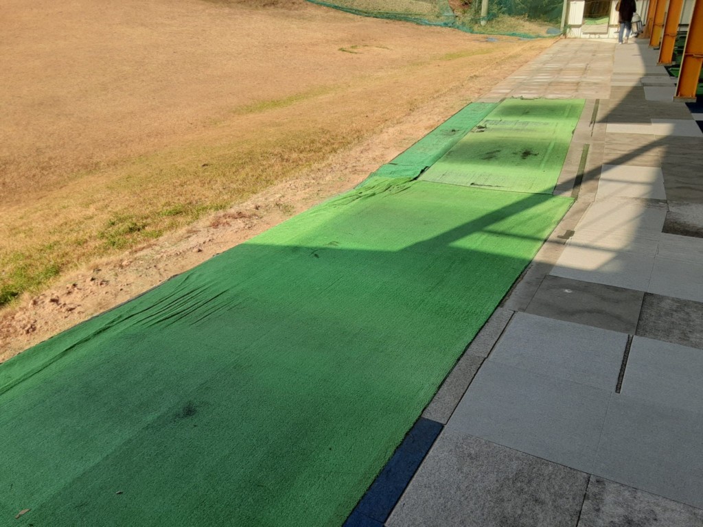 １階打席前人工芝貼替工事
